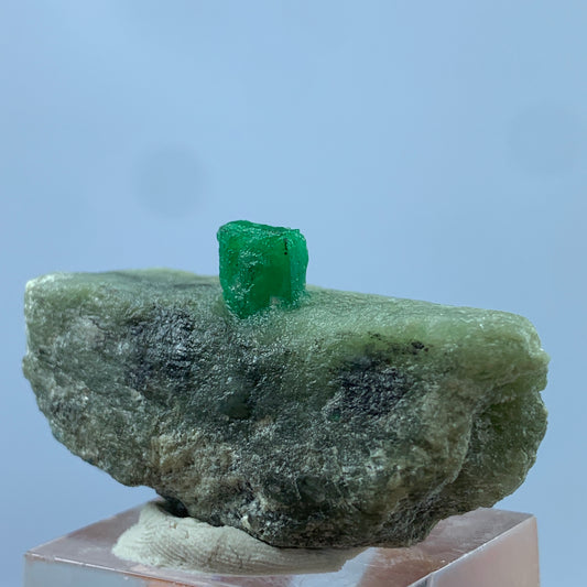 Emerald Crystal, Emerald on Matrix, Vivid Green Emerald, 121 Carat, Raw Emerald, Natural Specimen, Pakistan Emerald, Mineral Collector, Green Crystal, Rough Gemstone, Emerald Display, Raw Stone
