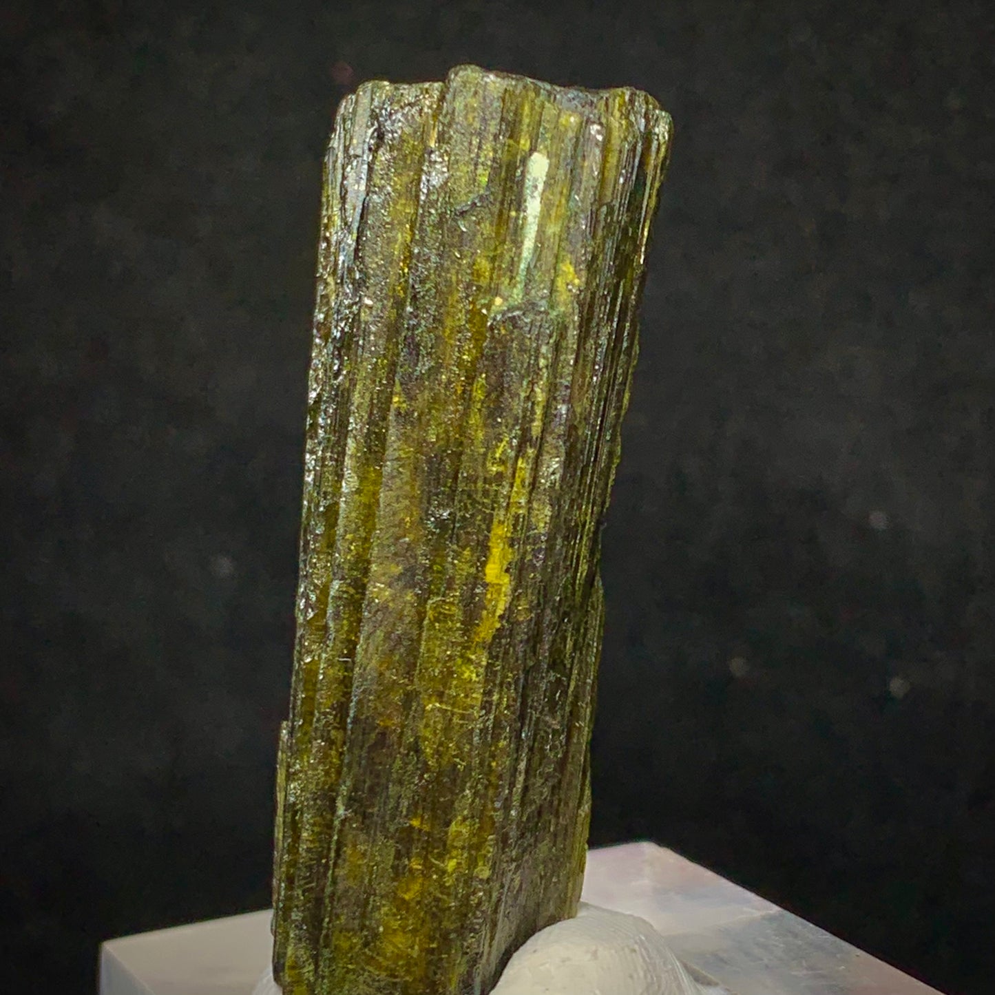 Epidote Crystal, Heart Chakra, 195 Carats, 39 Grams, Pakistan Mineral, Green Crystal, Prismatic Crystal, Collector Specimen, Miniature Specimen, Healing Crystal, Epidote Specimen, Pakistan,