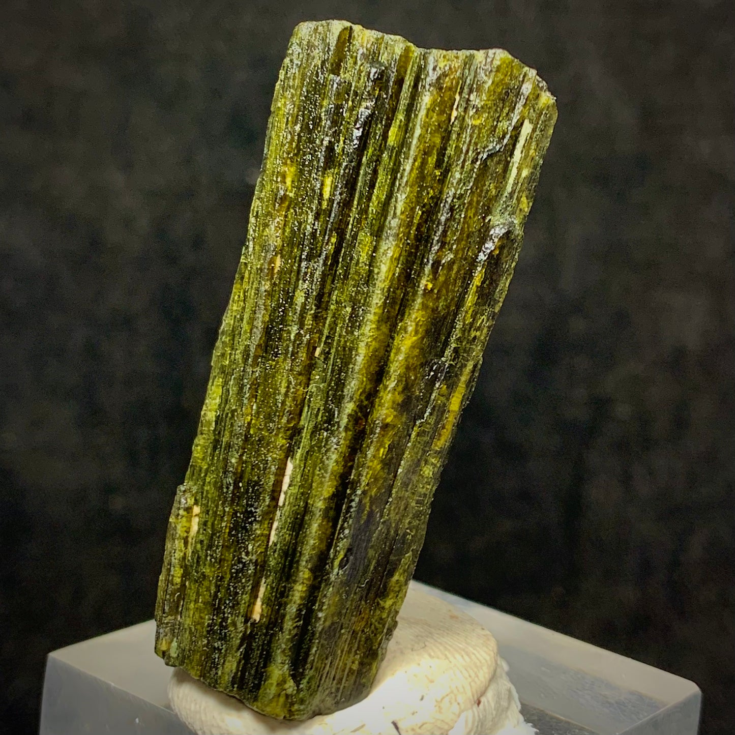 Epidote Crystal, Heart Chakra, 195 Carats, 39 Grams, Pakistan Mineral, Green Crystal, Prismatic Crystal, Collector Specimen, Miniature Specimen, Healing Crystal, Epidote Specimen, Pakistan,