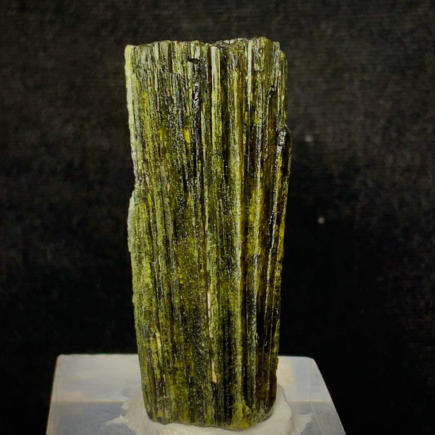 Epidote Crystal, Heart Chakra, 195 Carats, 39 Grams, Pakistan Mineral, Green Crystal, Prismatic Crystal, Collector Specimen, Miniature Specimen, Healing Crystal, Epidote Specimen, Pakistan,