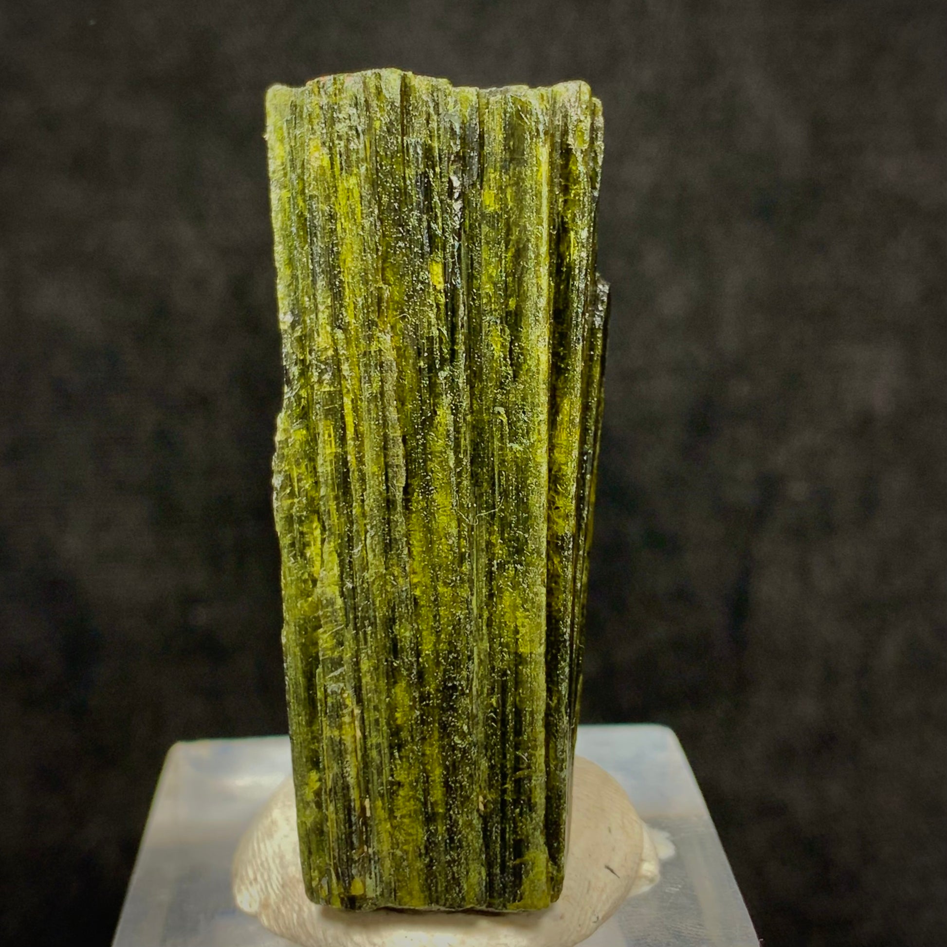 Epidote Crystal, Heart Chakra, 195 Carats, 39 Grams, Pakistan Mineral, Green Crystal, Prismatic Crystal, Collector Specimen, Miniature Specimen, Healing Crystal, Epidote Specimen, Pakistan,