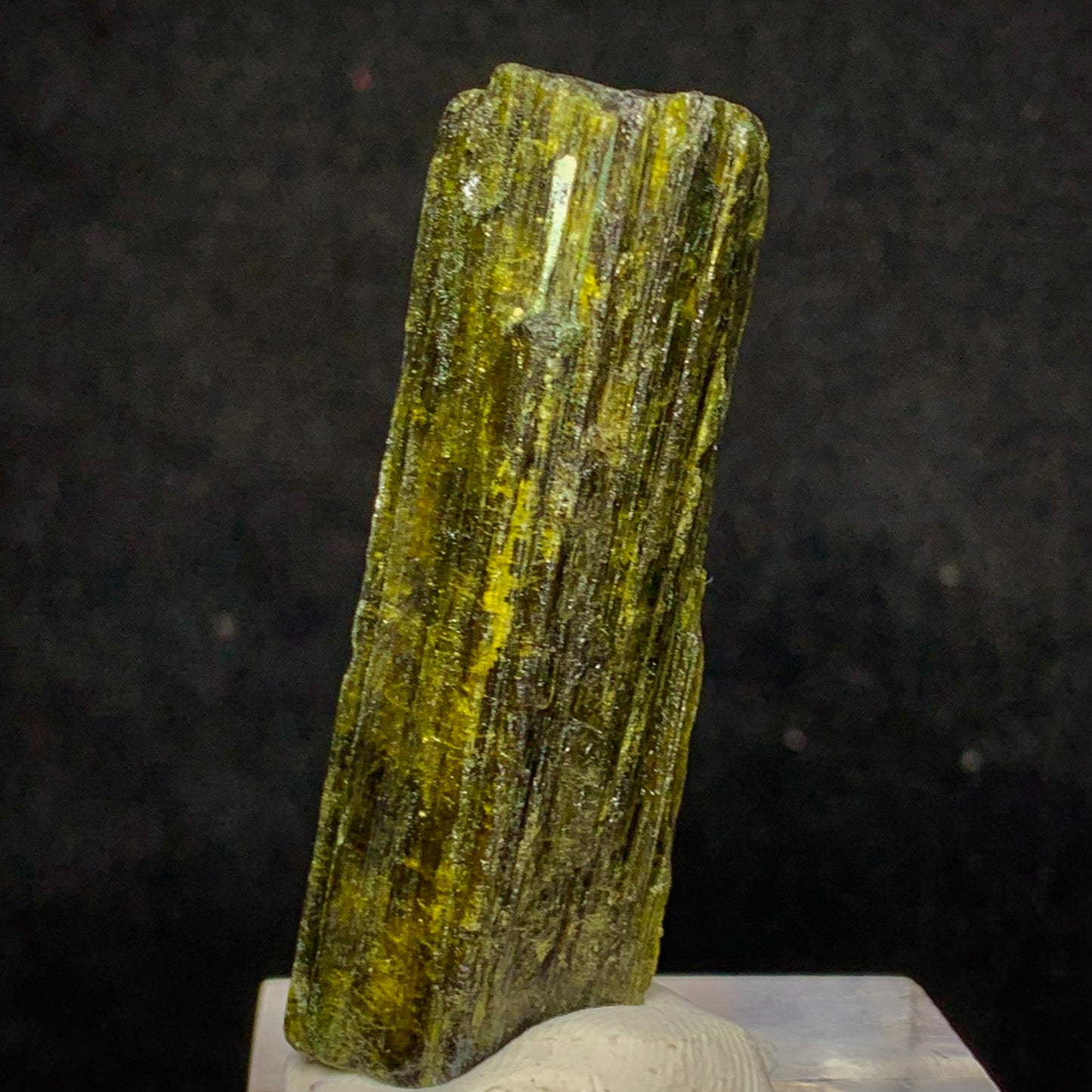 Epidote Crystal, Heart Chakra, 195 Carats, 39 Grams, Pakistan Mineral, Green Crystal, Prismatic Crystal, Collector Specimen, Miniature Specimen, Healing Crystal, Epidote Specimen, Pakistan,