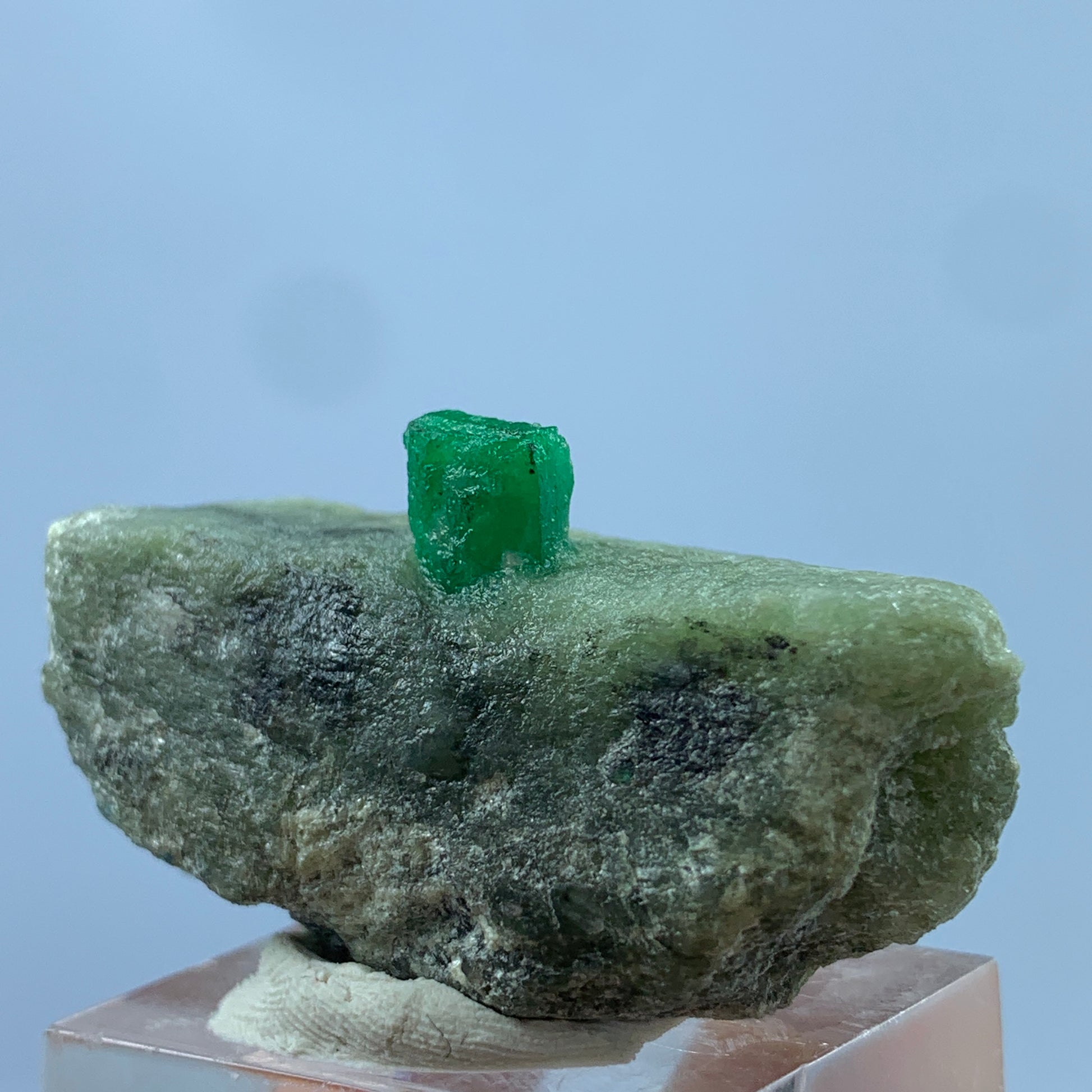 Emerald Crystal, Emerald on Matrix, Vivid Green Emerald, 121 Carat, Raw Emerald, Natural Specimen, Pakistan Emerald, Mineral Collector, Green Crystal, Rough Gemstone, Emerald Display, Raw Stone