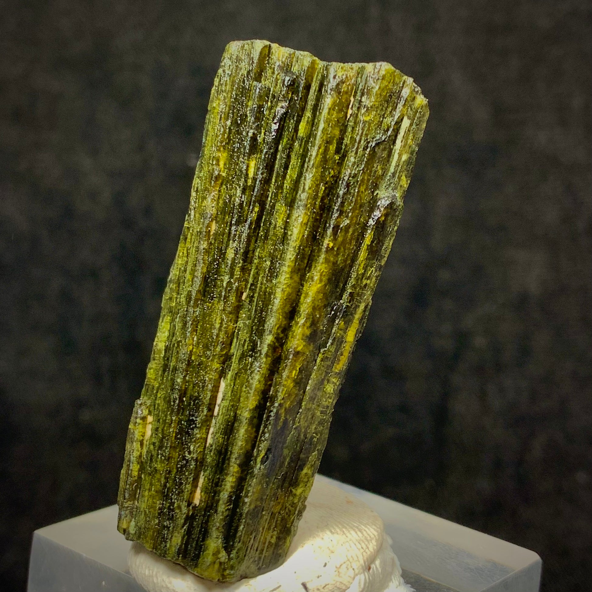 Epidote Crystal, Heart Chakra, 195 Carats, 39 Grams, Pakistan Mineral, Green Crystal, Prismatic Crystal, Collector Specimen, Miniature Specimen, Healing Crystal, Epidote Specimen, Pakistan,