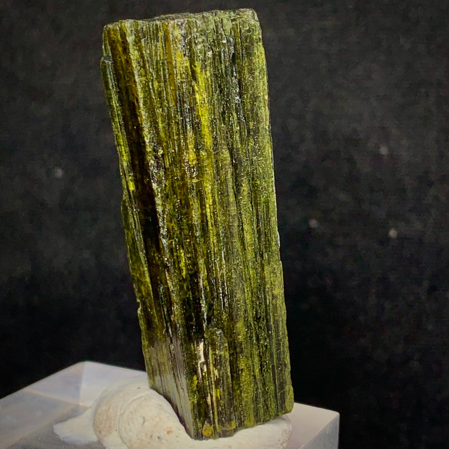 Epidote Crystal, Heart Chakra, 195 Carats, 39 Grams, Pakistan Mineral, Green Crystal, Prismatic Crystal, Collector Specimen, Miniature Specimen, Healing Crystal, Epidote Specimen, Pakistan,