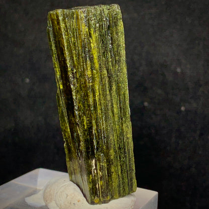 Epidote Crystal, Heart Chakra, 195 Carats, 39 Grams, Pakistan Mineral, Green Crystal, Prismatic Crystal, Collector Specimen, Miniature Specimen, Healing Crystal, Epidote Specimen, Pakistan,