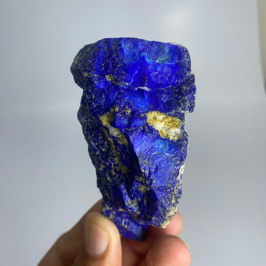 Premium 164g Royal Blue rough Lapis Lazuli from Afghanistan. 8.0cm chunky, unpolished natural specimen featuring intense blue lazurite and brilliant golden pyrite flecks