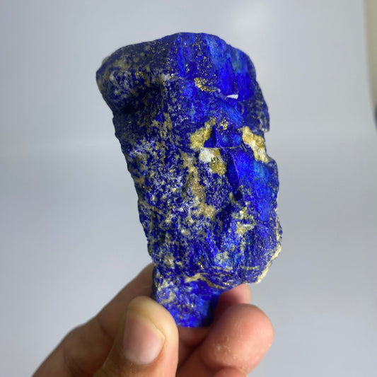 Premium 164g Royal Blue rough Lapis Lazuli from Afghanistan. 8.0cm chunky, unpolished natural specimen featuring intense blue lazurite and brilliant golden pyrite flecks
